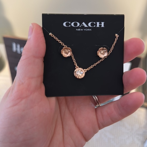 Rose gold Flower earrings and necklace - Picture 3 of 3